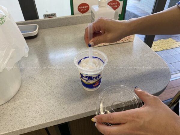 ファミマヨーグレットフラッペの作り方ストローでかき混ぜる